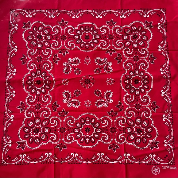 ✨SOLD✨VTG 100% cotton Bandana in Red.
handmade in America/USA - Picture 4 of 7